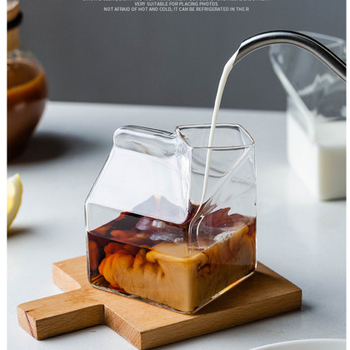 Jaapani stiilis klaasist ruudukujuline piimakarp mikrolaineahjus kuumutamiseks loominguline hommikusöögikohvitass piimatass teetass tass