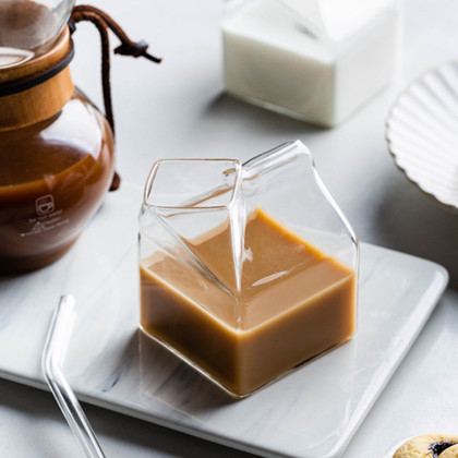 Jaapani stiilis klaasist ruudukujuline piimakarp mikrolaineahjus kuumutamiseks loominguline hommikusöögikohvitass piimatass teetass tass