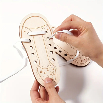 Kingapaelte sidumise kingalaudade tootja, et harjutada laste praktilist kingapaelte sidumise õppimist. Puitlaastudega kingalauad. Varajase hariduse mänguasjad.