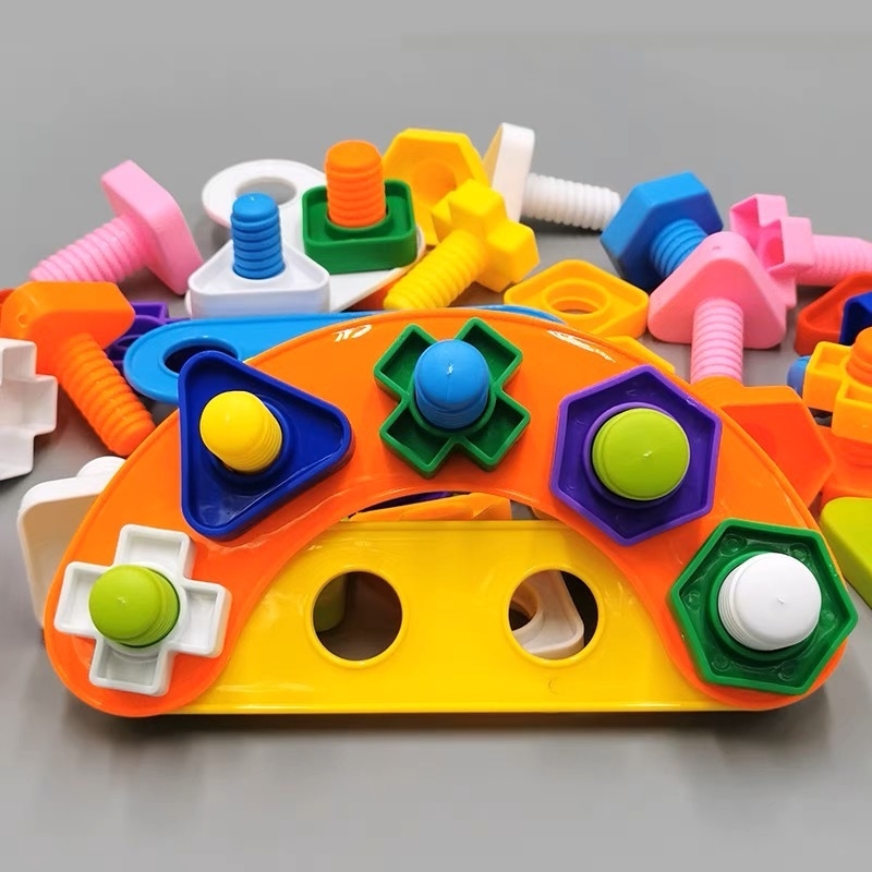 Bērnudārza bērniem vērpjamas skrūvju saskaņošanas montāžas celtniecības bloki 1-2 gadus veciem mazuļiem ar lielām daļiņām, izglītojošas rotaļlietas