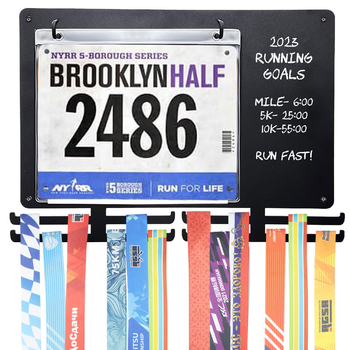 Metallist seinale kinnitatav medaliriiul, maratonijooksu ruudukujuline medaliriiul numbririiuliga, riidest seinakaunistus