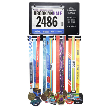 Metallist seinale kinnitatav medaliriiul, maratonijooksu ruudukujuline medaliriiul numbririiuliga, riidest seinakaunistus