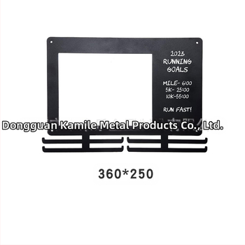 Metallist seinale kinnitatav medaliriiul, maratonijooksu ruudukujuline medaliriiul numbririiuliga, riidest seinakaunistus