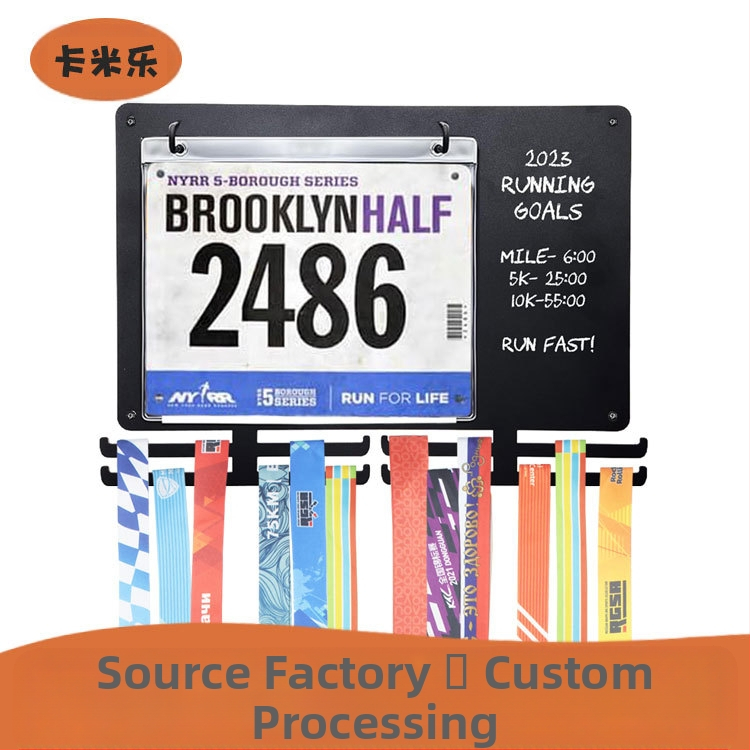 Metallist seinale kinnitatav medaliriiul, maratonijooksu ruudukujuline medaliriiul numbririiuliga, riidest seinakaunistus