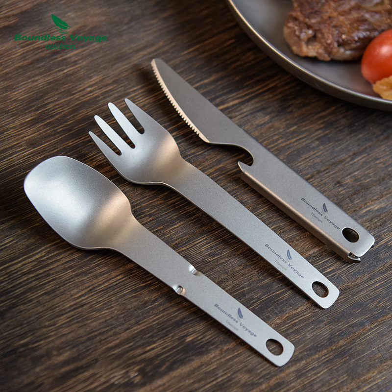 „Biwei“ gryno titano lauko stalo reikmenys, nešiojamas šaukštas, stovyklavimo šakutė, stovyklavimo stalo peilis, butelių atidarytuvas, 4 viename šaukštų laikymas