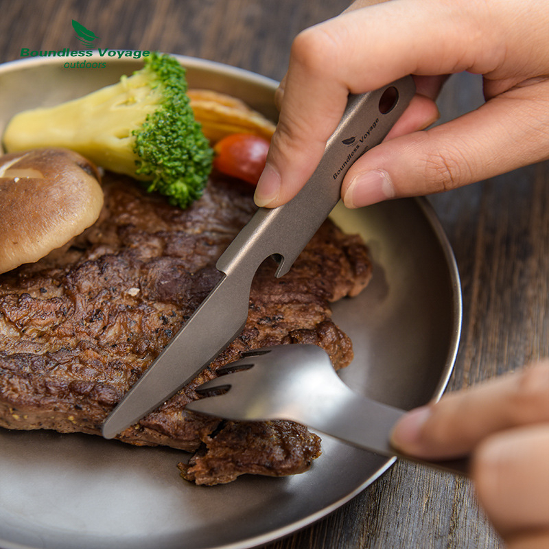 „Biwei“ gryno titano lauko stalo reikmenys, nešiojamas šaukštas, stovyklavimo šakutė, stovyklavimo stalo peilis, butelių atidarytuvas, 4 viename šaukštų laikymas