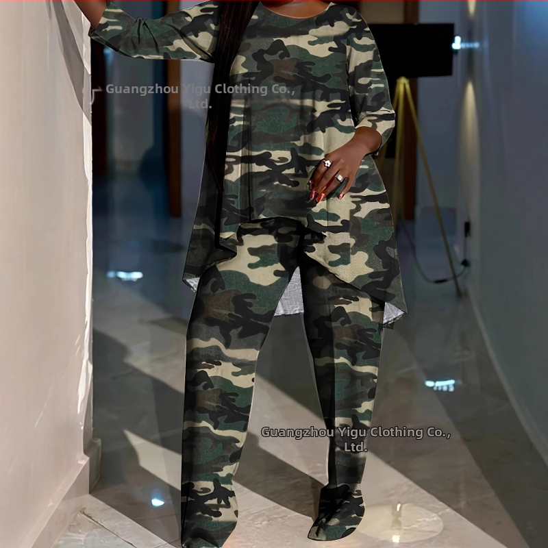 Naiste pluss-suuruses vabaaja ülikond, pluss-suuruses lühike eest ja pikk tagant asümmeetriline ümara kaelusega topp ja lahtised püksid, kaheosaline komplekt