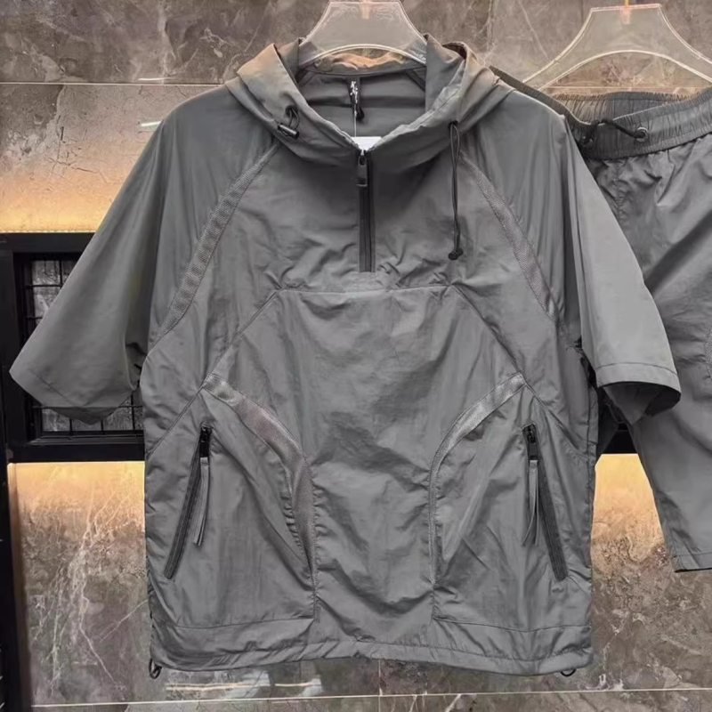 Suvine õhuke kapuutsiga lühikeste varrukatega ülikond meeste õues kasutamiseks mõeldud vabaaja hingav päikesekaitseriietus paaridele mõeldud universaalsed lühikesed püksid kaheosaline komplekt