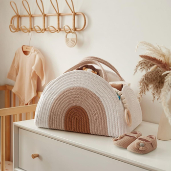 Piiriülene kootud beebimähkmekorv kontori käekotis, emmekott, puuvillast köiest kootud käekott, kootud korv