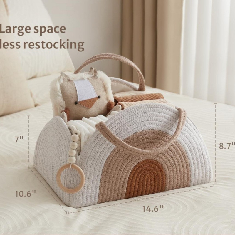 Piiriülene kootud beebimähkmekorv kontori käekotis, emmekott, puuvillast köiest kootud käekott, kootud korv