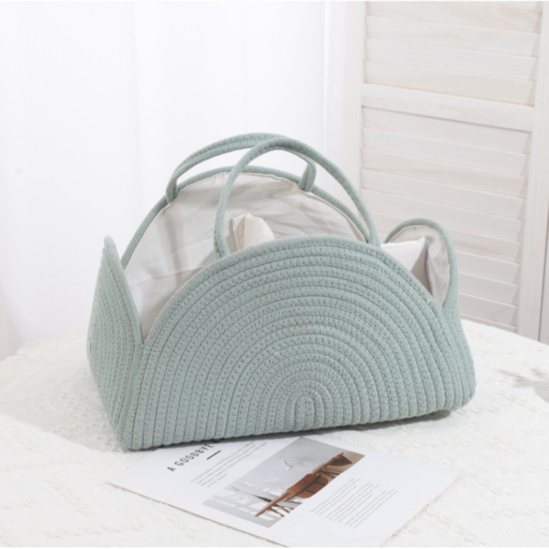 Piiriülene kootud beebimähkmekorv kontori käekotis, emmekott, puuvillast köiest kootud käekott, kootud korv