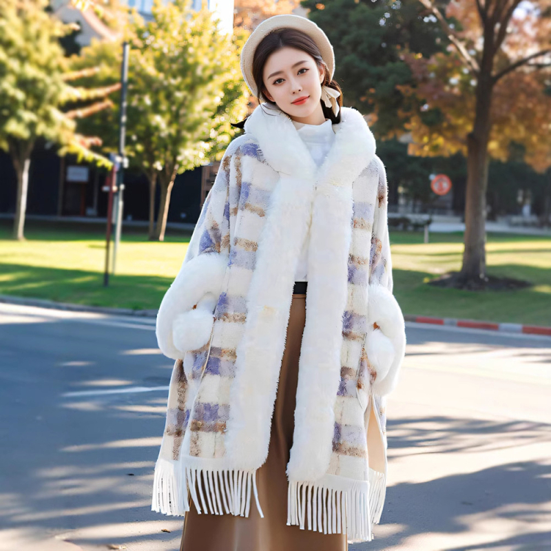 Sügis-talvine pluss-suuruses lahtise ruudulise värviblokiga keskmise pikkusega karusnahast kraega, fliisvoodriga paksendatud kapuutsiga pontšo naiste keepmantel