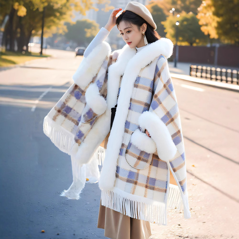Sügis-talvine pluss-suuruses lahtise ruudulise värviblokiga keskmise pikkusega karusnahast kraega, fliisvoodriga paksendatud kapuutsiga pontšo naiste keepmantel