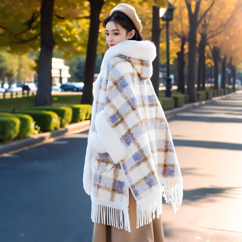 Sügis-talvine pluss-suuruses lahtise ruudulise värviblokiga keskmise pikkusega karusnahast kraega, fliisvoodriga paksendatud kapuutsiga pontšo naiste keepmantel
