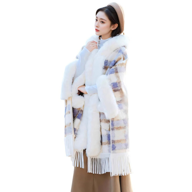 Sügis-talvine pluss-suuruses lahtise ruudulise värviblokiga keskmise pikkusega karusnahast kraega, fliisvoodriga paksendatud kapuutsiga pontšo naiste keepmantel