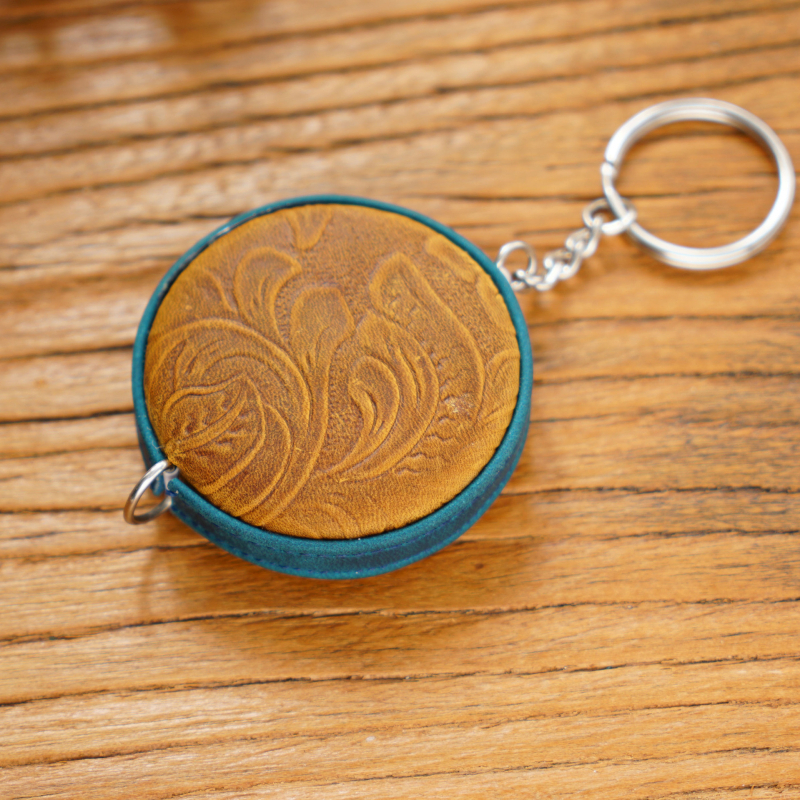 Rankų darbo, tarpvalstybinė „Crazy Horse“ odos mini liniuotė, viršutinio sluoksnio karvės odos traukimo liniuotė, vintažinė, matavimo drabužių traukimo liniuotė, odinė pakabuko juosta