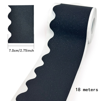 18 m rull sädelevaid kuldseid ja hõbedaseid kleebiseid, läikiva äärisega teadetetahvli kleebiseid, lainelisi dekoratiivkleebiseid