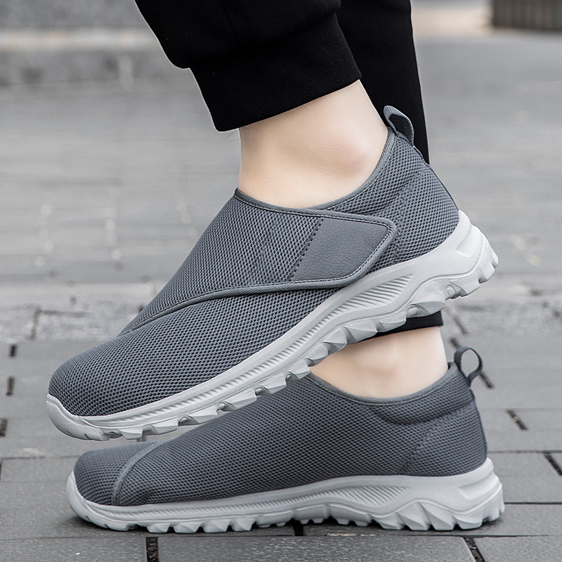 Eakate jalanõud, Naiste jalanõud keskealistele ja eakatele inimestele paistes jalgadega, pöidla valgus, paistes rasvased jalad, ema jalanõud, suhkrusõbralikud jalanõud