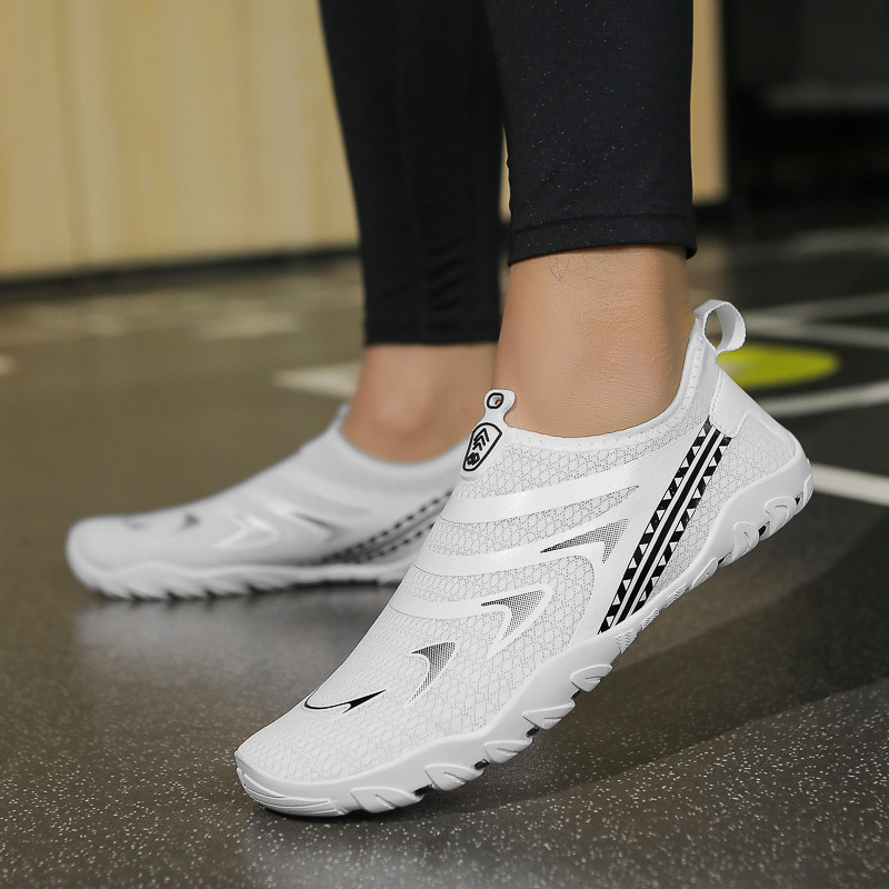 Uued välistingimustes kasutatavad kahlamisspordi jälgimisjalatsid siseruumides kasutatavad joogajalatsid rannaujumiseks mõeldud triivivad amfiibjalatsid