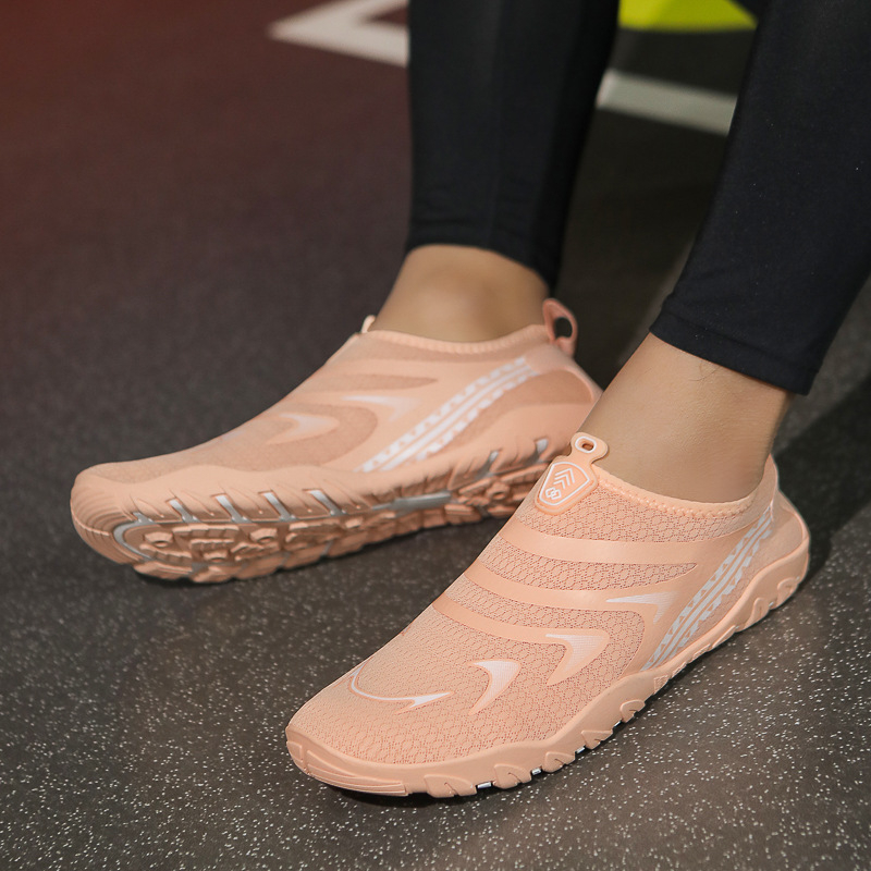 Uued välistingimustes kasutatavad kahlamisspordi jälgimisjalatsid siseruumides kasutatavad joogajalatsid rannaujumiseks mõeldud triivivad amfiibjalatsid