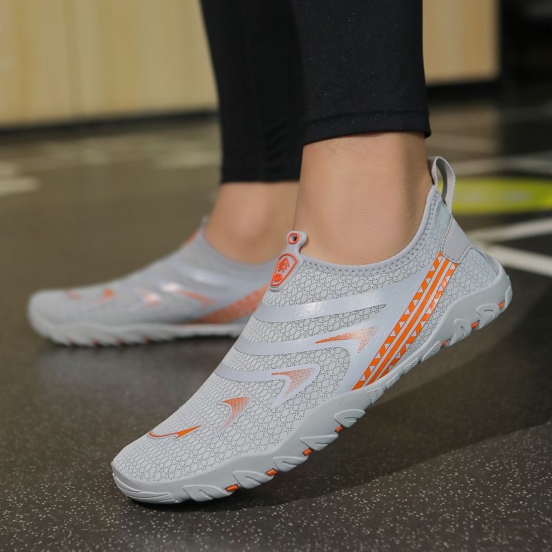 Uued välistingimustes kasutatavad kahlamisspordi jälgimisjalatsid siseruumides kasutatavad joogajalatsid rannaujumiseks mõeldud triivivad amfiibjalatsid