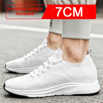 Suvised nähtamatud kõrgust suurendavad meeste kingad 7cm hingavast lendava kootud võrgust kõrgust suurendavad kingad meeste valged tossud vabaaja lauakingad