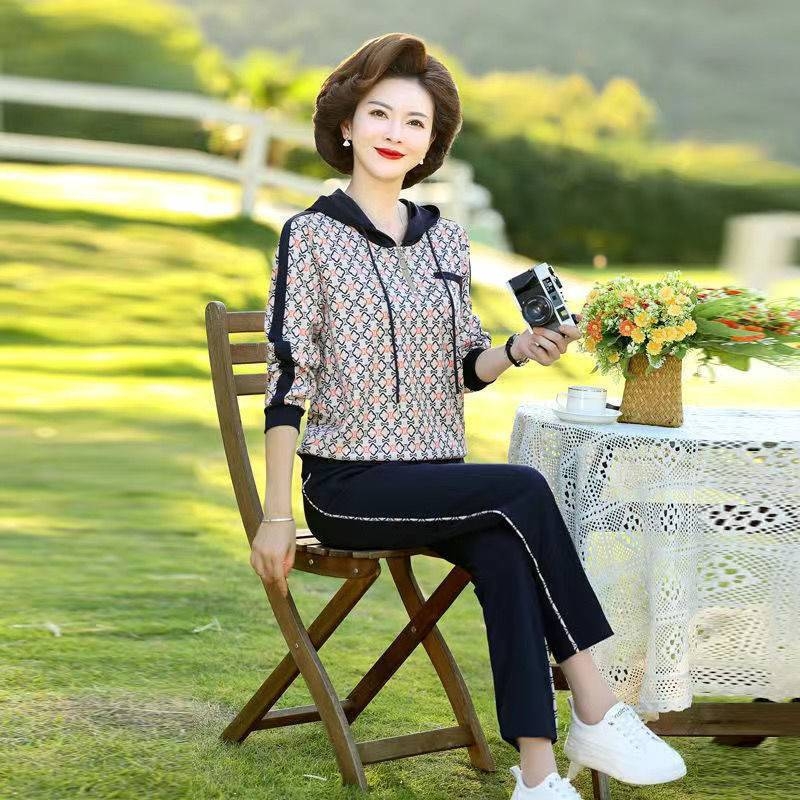 Noore ema kevadmantel keskealistele ja eakatele vabaaja spordiriietus Naiste kevad- ja sügiskostüüm keskealistele naistele lääne stiilis kaheosaline ülikond