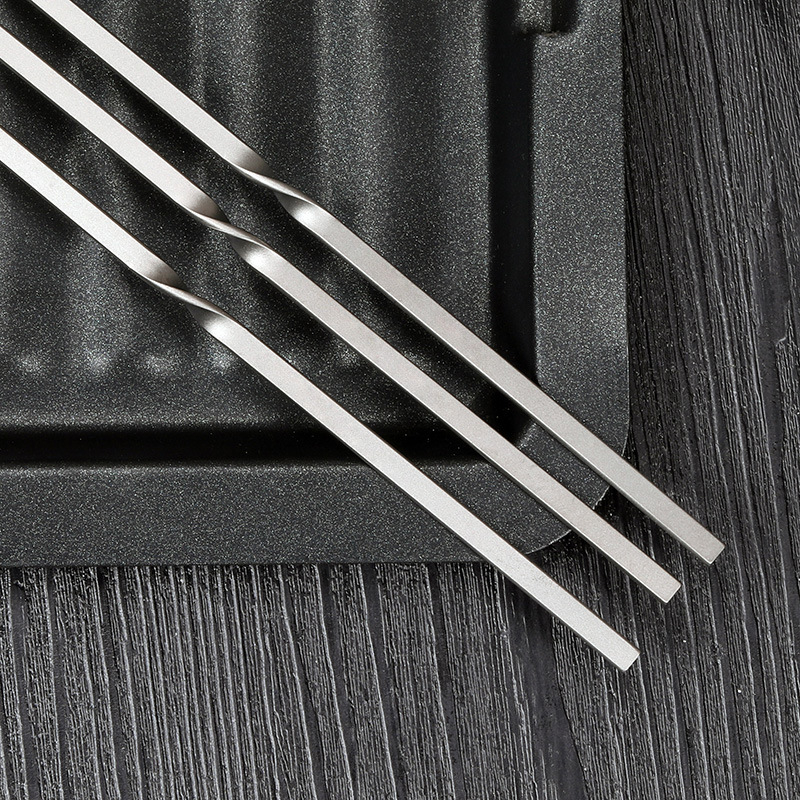 Õues kasutatavad puhtast titaanist grillipulgad, kodugrillivardad, kaasaskantavad telkimisgrilli tööriistad, vardad, niit, lame käepide