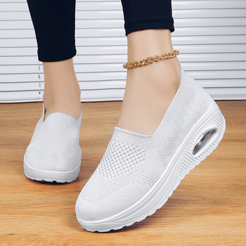 Uued hingavad, pehmendusega naistejalatsid, kõrgendatud platvormiga, sportlikud vabaajajalatsid, pluss-suuruses, piiriülesed lendlevad kootud kiikkingad