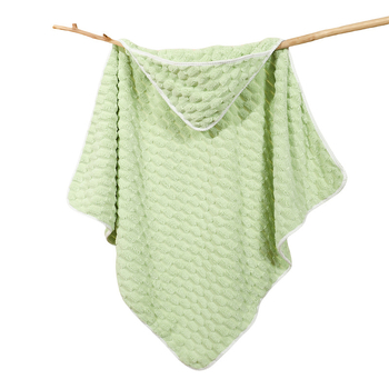 Vaikiškas rankšluostis, kūdikio apklotėlis, koralų spalvos aksominis gobtuvas, itin minkštas ir nepūkuojantis kūdikio chalatas, maudymosi įklotėlis ir apklotėlis