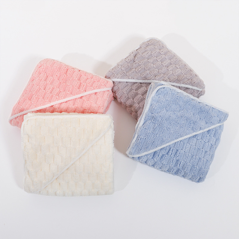 Vaikiškas rankšluostis, kūdikio apklotėlis, koralų spalvos aksominis gobtuvas, itin minkštas ir nepūkuojantis kūdikio chalatas, maudymosi įklotėlis ir apklotėlis