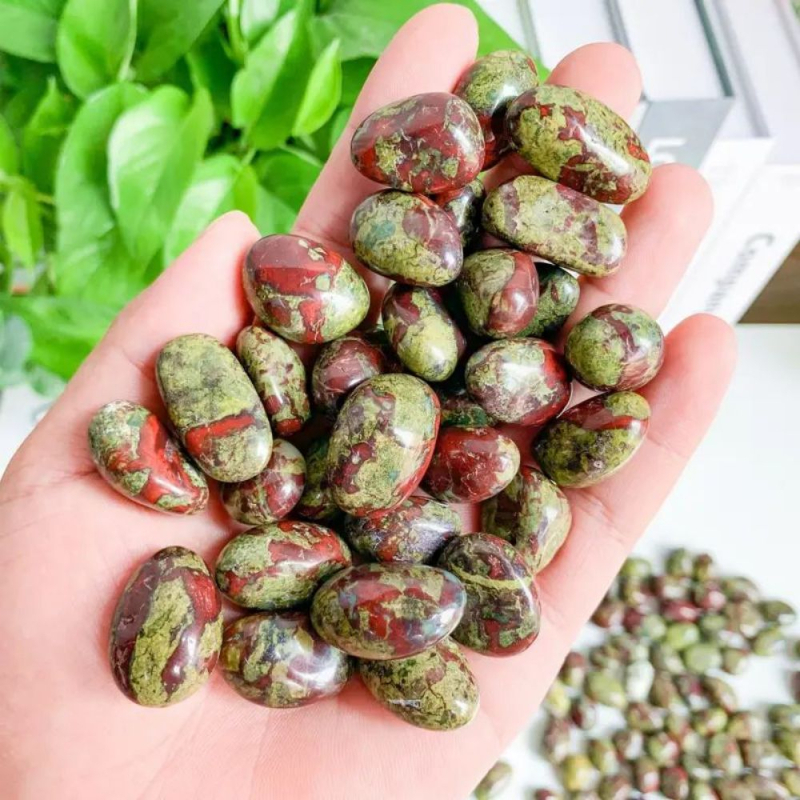 Suureteraline poleeritud kristall, veerev kivi, roheline dongling-ametüst, tiigrisilmakivi, punane ahhaat, kristall, originaalkivi, lõhnav kivi, kaunistus