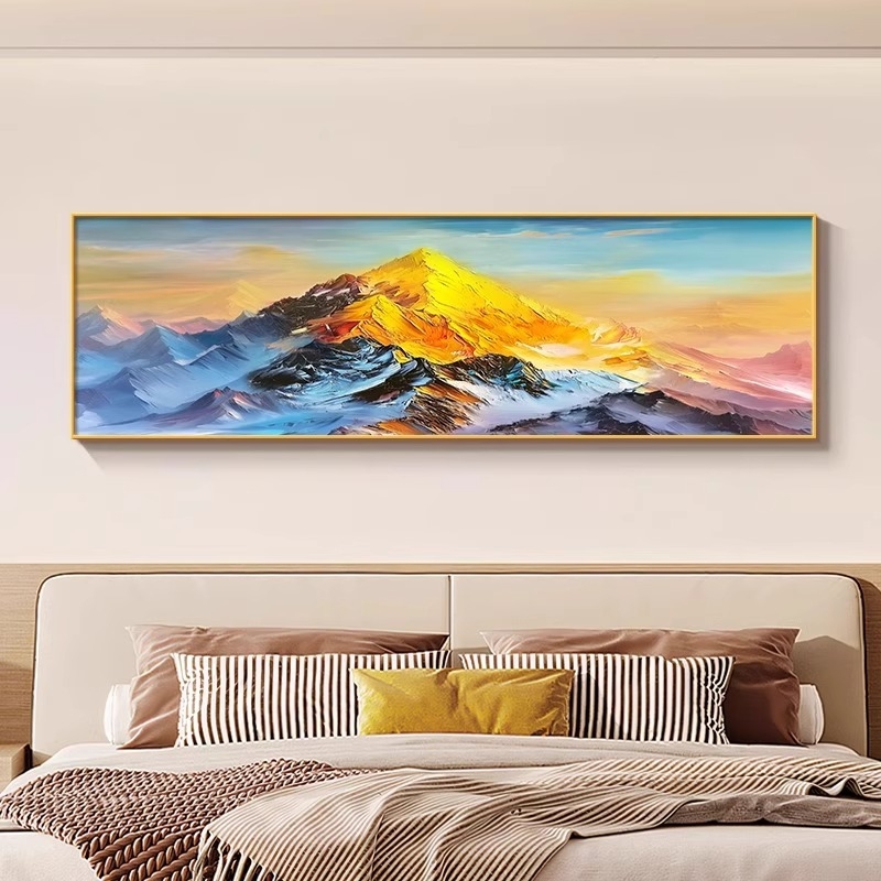 Päikesepaiste kuldse mäe kohal: luksuslik seinakunst elutoa diivani taustaks ja magamistoa seinavaibaks