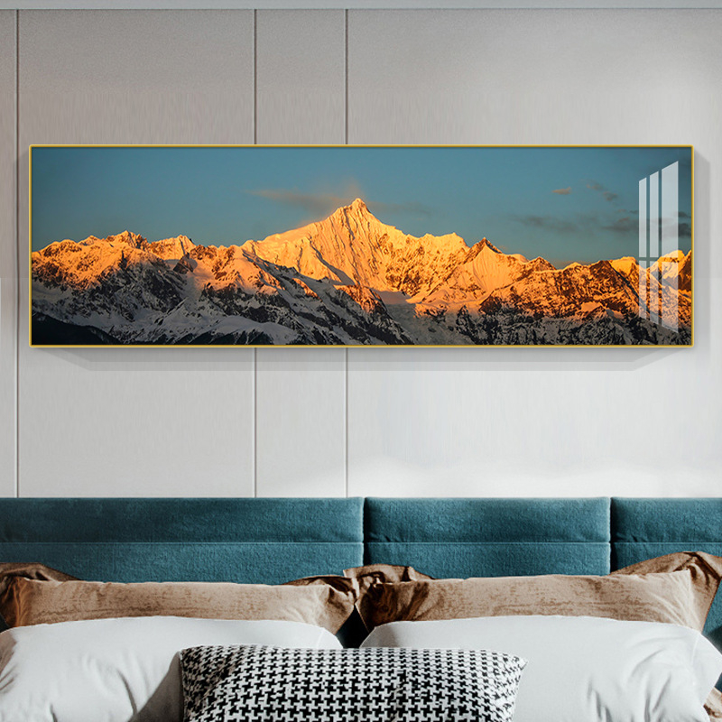 Päikesepaiste kuldse mäe kohal: luksuslik seinakunst elutoa diivani taustaks ja magamistoa seinavaibaks