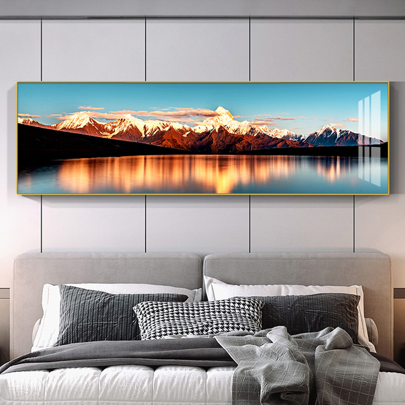 Päikesepaiste kuldse mäe kohal: luksuslik seinakunst elutoa diivani taustaks ja magamistoa seinavaibaks