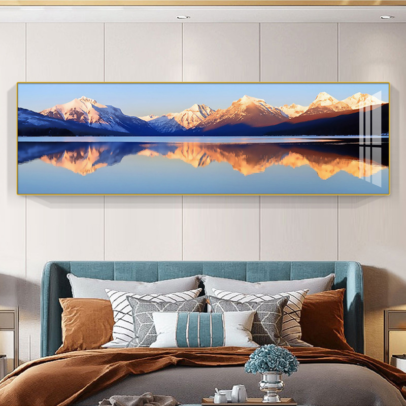 Päikesepaiste kuldse mäe kohal: luksuslik seinakunst elutoa diivani taustaks ja magamistoa seinavaibaks