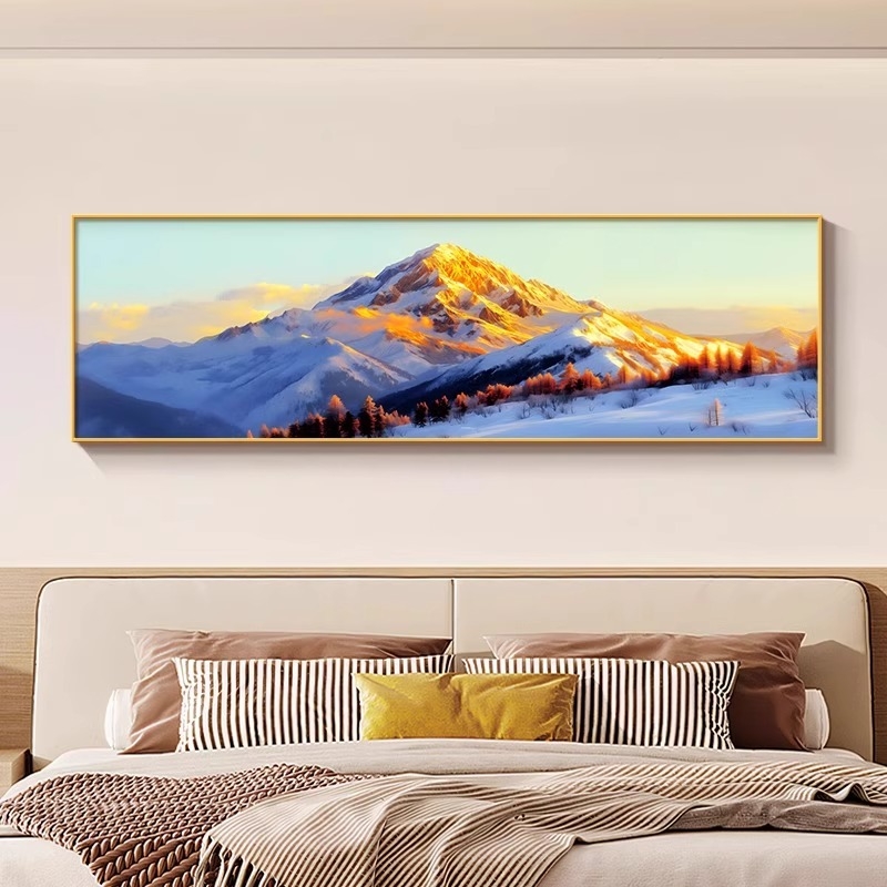 Päikesepaiste kuldse mäe kohal: luksuslik seinakunst elutoa diivani taustaks ja magamistoa seinavaibaks