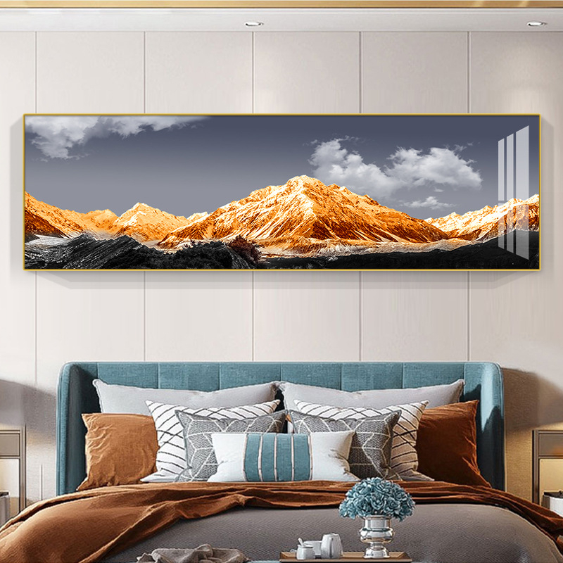 Päikesepaiste kuldse mäe kohal: luksuslik seinakunst elutoa diivani taustaks ja magamistoa seinavaibaks