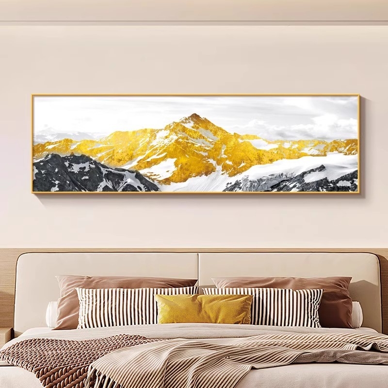 Päikesepaiste kuldse mäe kohal: luksuslik seinakunst elutoa diivani taustaks ja magamistoa seinavaibaks