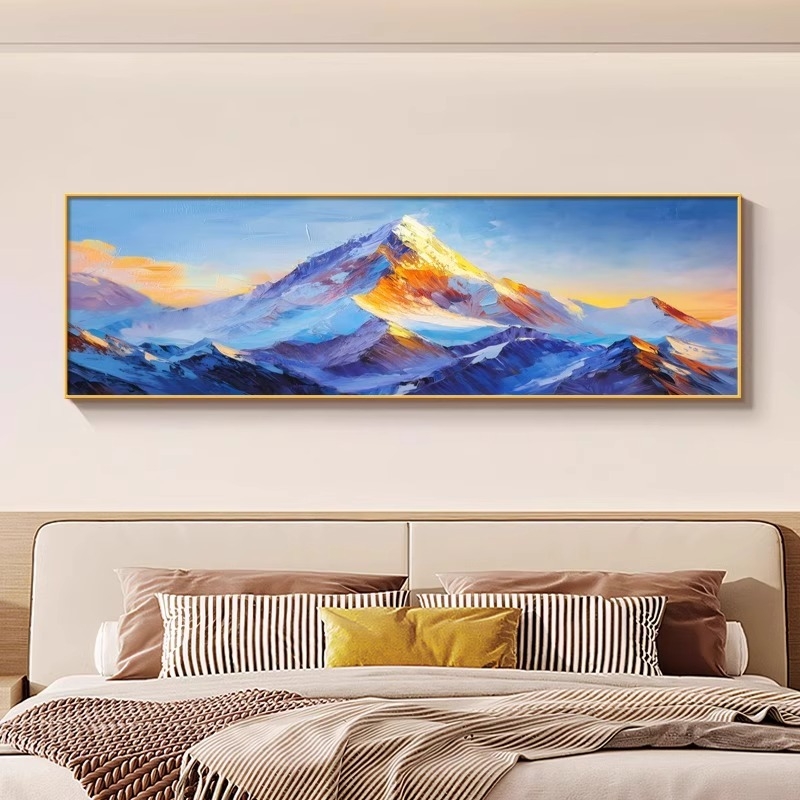 Päikesepaiste kuldse mäe kohal: luksuslik seinakunst elutoa diivani taustaks ja magamistoa seinavaibaks