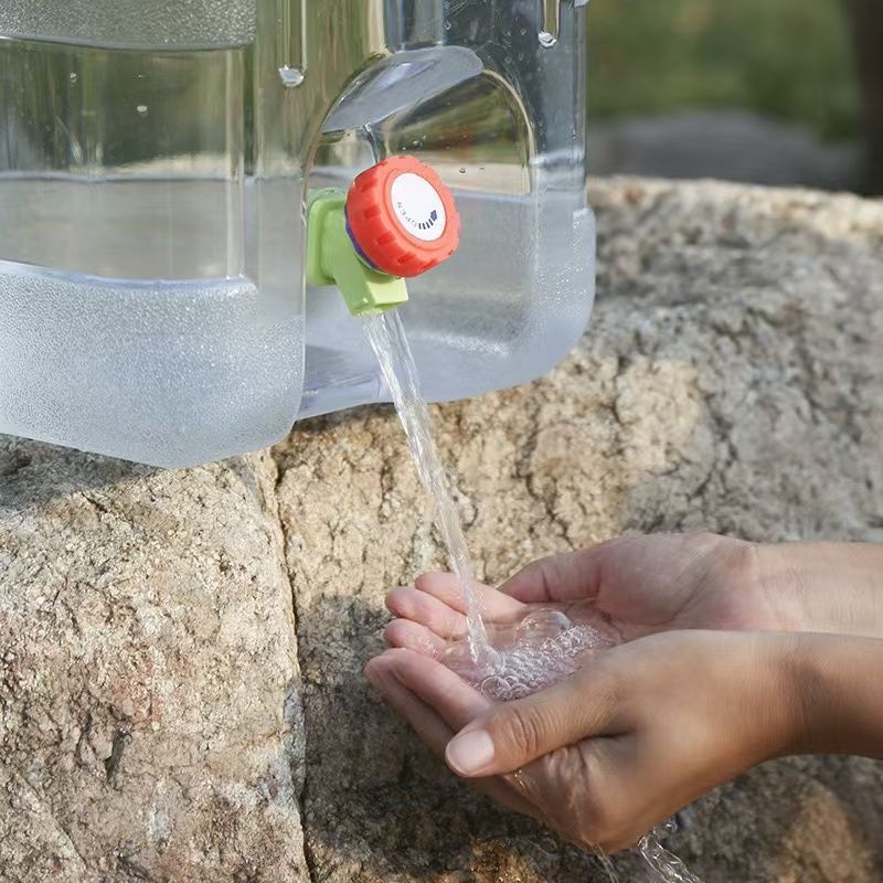 Vandens laikymo plastikinis kibiras su dangteliu ir čiaupą buitiniam vandens laikymo lauko kibirui, montuojamam ant transporto priemonės, savaeigiam vandens laikymo bakui, grynam mineraliniam vandeniui