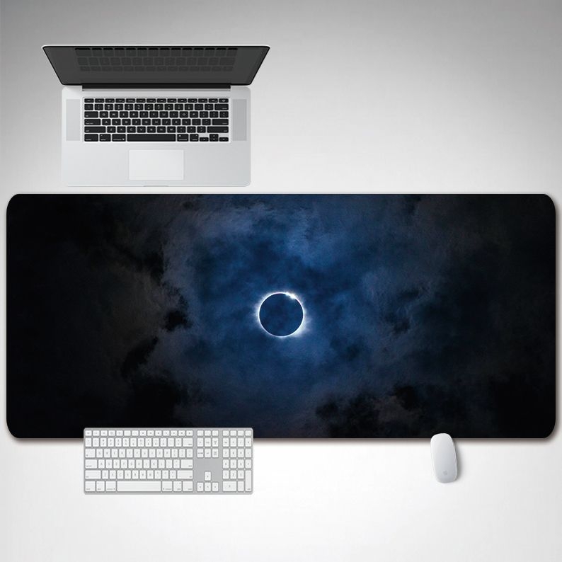 Piiriülene otsetarnetega eriti suur mänguhiirematt Amazoni servalukustusega isikupärastatud arvutilauamatt