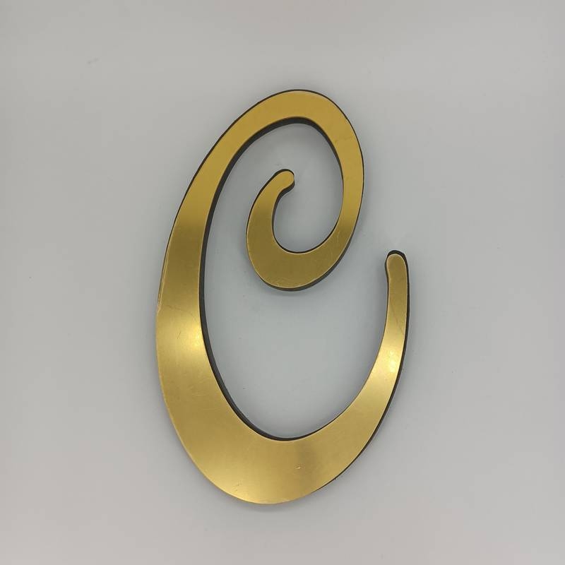 Naujas tarpvalstybinis produktas – auksinis akrilinis žolės raidės veidrodžio lipdukas svetainei, miegamajam, lipnus 3D stereo dekoratyvinis sienos lipdukas