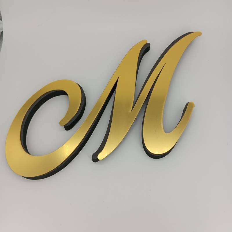 Naujas tarpvalstybinis produktas – auksinis akrilinis žolės raidės veidrodžio lipdukas svetainei, miegamajam, lipnus 3D stereo dekoratyvinis sienos lipdukas
