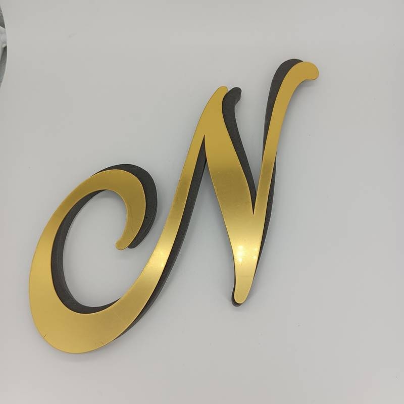 Naujas tarpvalstybinis produktas – auksinis akrilinis žolės raidės veidrodžio lipdukas svetainei, miegamajam, lipnus 3D stereo dekoratyvinis sienos lipdukas