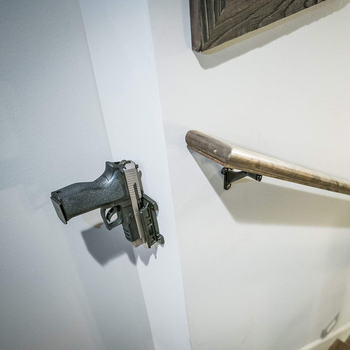 Amazon pārrobežu ekskluzīvs ātrās vilkšanas taktiskā ieroča magnēts ar slēptu pistoles turētāju ar pistoles magnētu, kas paredzēts plakanam augšdaļai