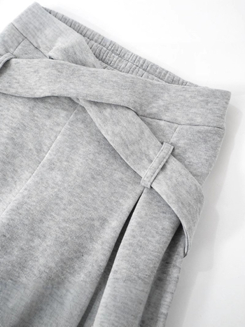 Γυναικείο κοστούμι ανοιξιάτικης μόδας 2025, ευρωπαϊκό και αμερικανικό, σε στενή γραμμή, με ανοιχτό ομφαλό, σε καθαρό χρώμα, με κοντομάνικο παντελόνι, oversize