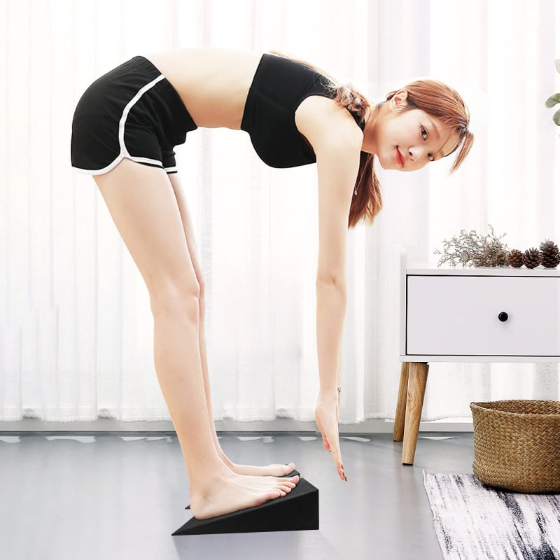 Jogos tempimo lenta su pritūpimų pagalba, pleišto formos jogos blokas Pilatesui, blauzdų tempimui