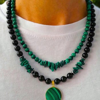 Δημοφιλές σετ 2 τεμαχίων από χειροποίητα κολιέ με τιρκουάζ χάντρες και στρώσεις, μεγάλες χάντρες από πολύτιμους λίθους και πολλά μενταγιόν σε διασυνοριακό στιλ