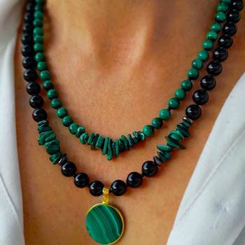 Δημοφιλές σετ 2 τεμαχίων από χειροποίητα κολιέ με τιρκουάζ χάντρες και στρώσεις, μεγάλες χάντρες από πολύτιμους λίθους και πολλά μενταγιόν σε διασυνοριακό στιλ